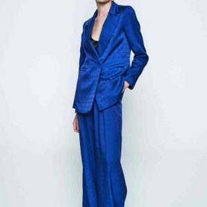 Traje pantalón satinado brocado