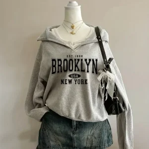 Sweat-shirt col zippé brodé Brooklyn à manches longues pour femme