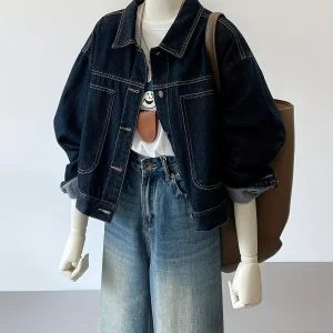 Veste en jean femme bleu foncé coupe courte et ample avec coutures apparentes