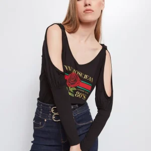 Camiseta rosa hombro abierto