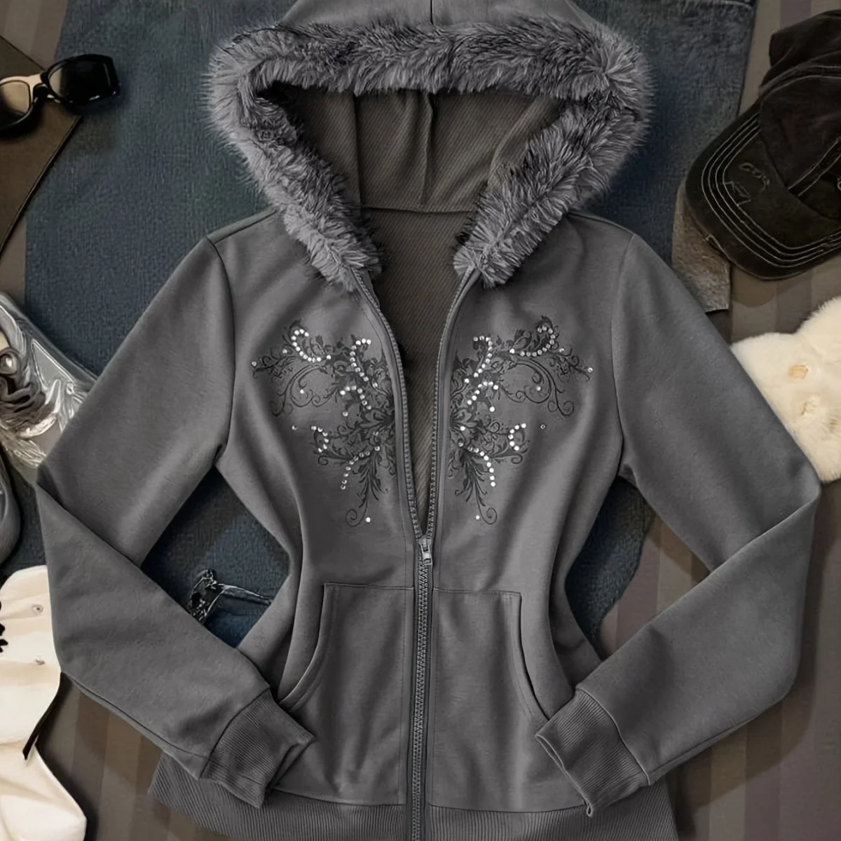 Veste à capuche grise pour femme avec bordure en fausse fourrure et motif brodé - Imagen 8