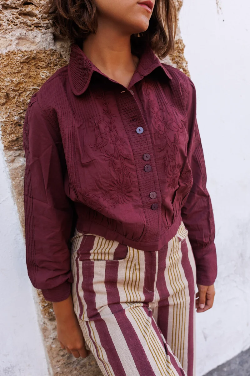 CAMISA BORDADA BURDEOS - Imagen 2