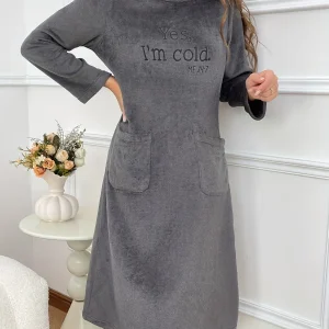 Robe de Nuit en Polaire Douce Femme - Manches Longues, Col Rond, Poches, Motif Brodé "Yes, I'm cold."