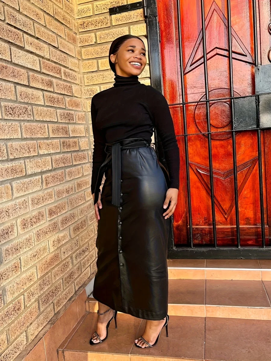 Jupe longue femme noire aspect cuir boutonnée devant avec ceinture à nouer - Imagen 4
