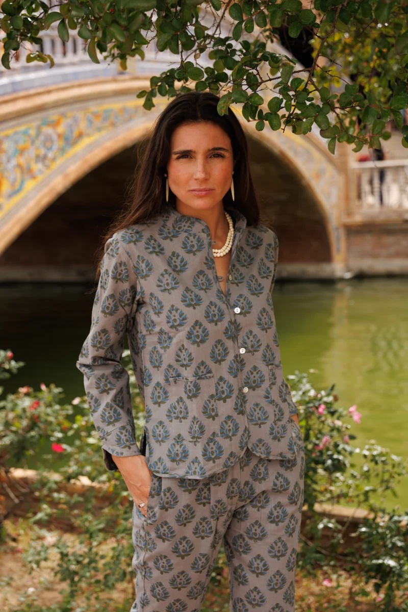 CHAQUETA ESTAMPADA GRIS Y AZUL - Imagen 4