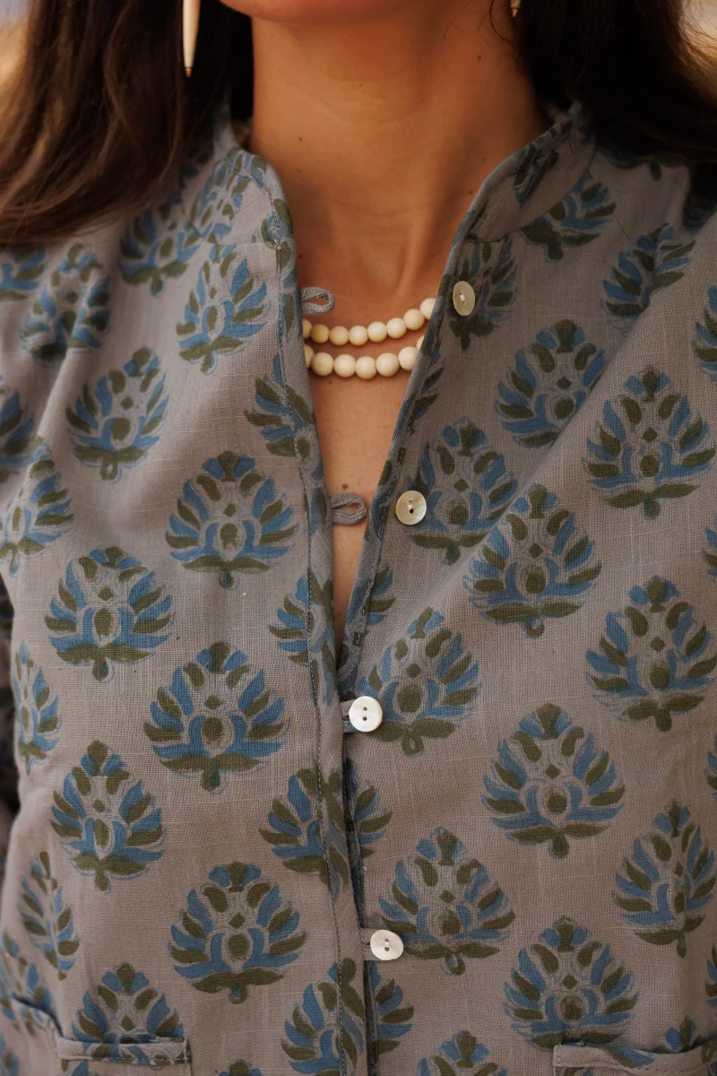 CHAQUETA ESTAMPADA GRIS Y AZUL - Imagen 5