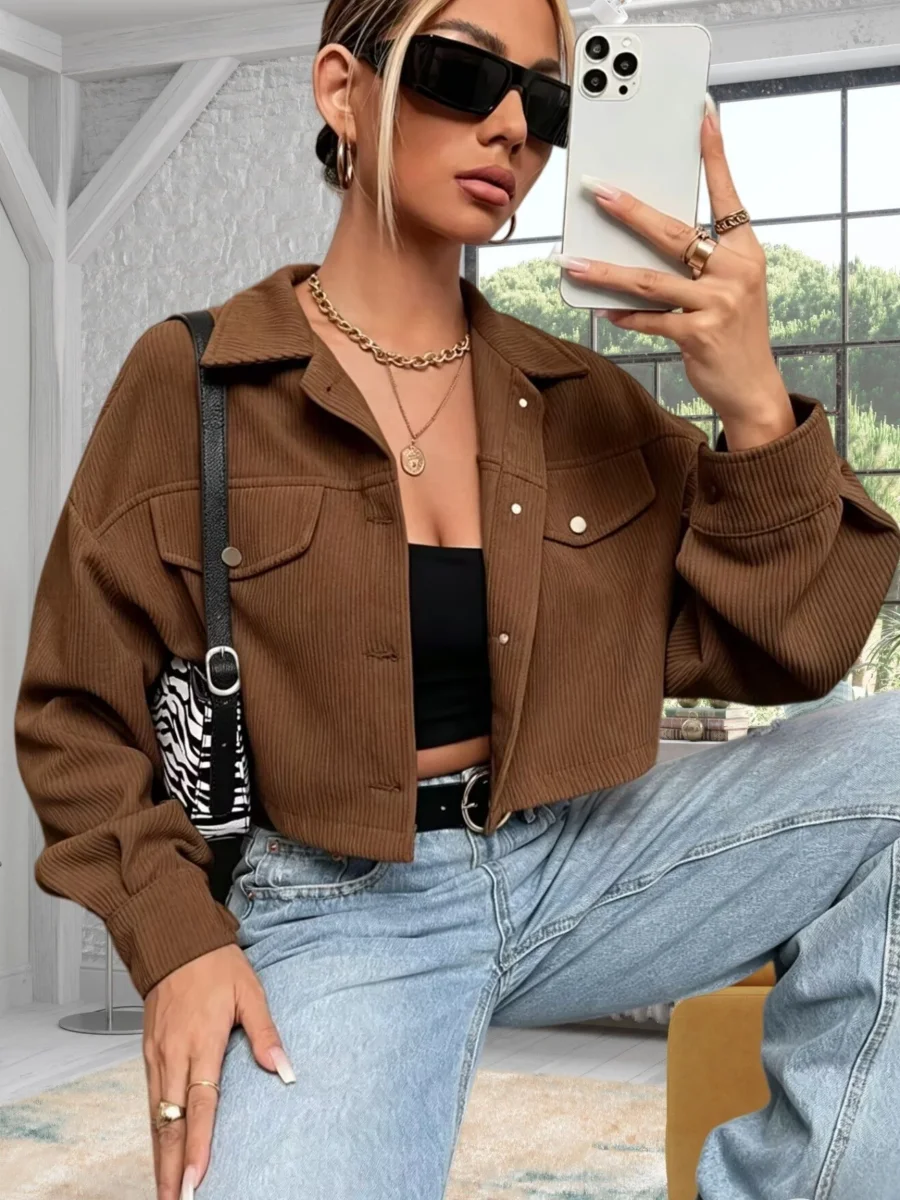 Veste courte côtelée femme, col chemise, boutonnée, poches à rabat, manches longues - Imagen 5
