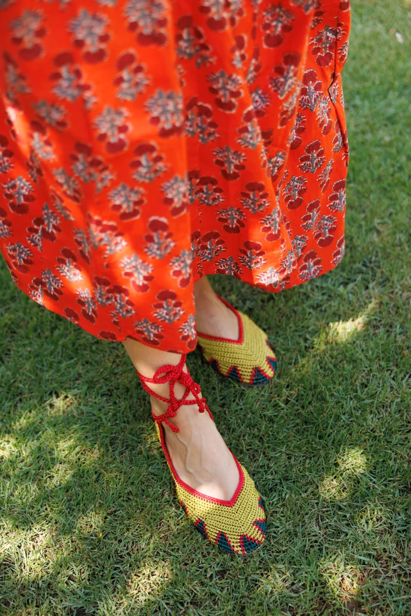 BAILARINA CROCHET VERDE LIMA Y ROJO - Imagen 2