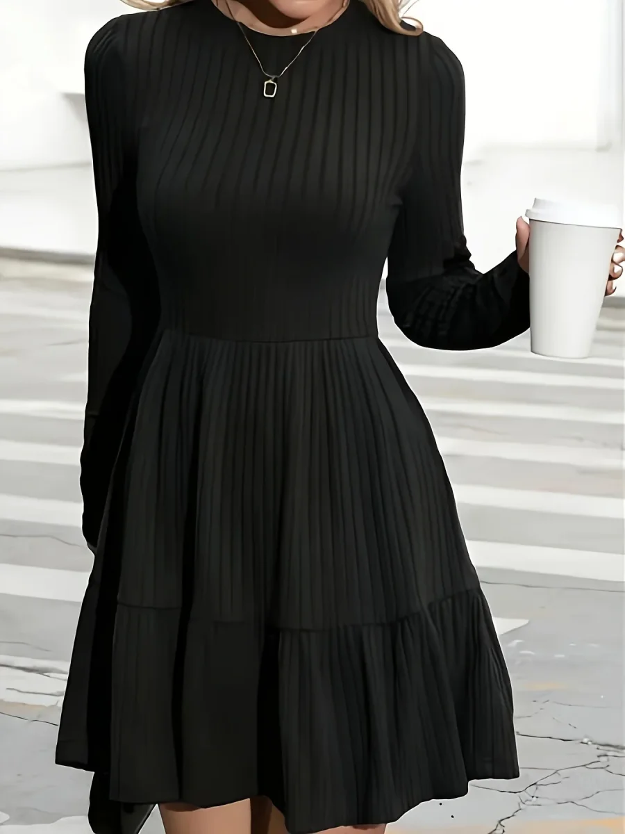 Robe courte noire plissée à manches longues et col rond côtelé - Imagen 5