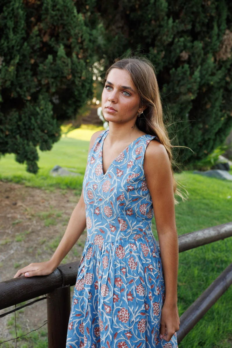 VESTIDO ESTAMPADO AZUL Y ROJO - Imagen 2