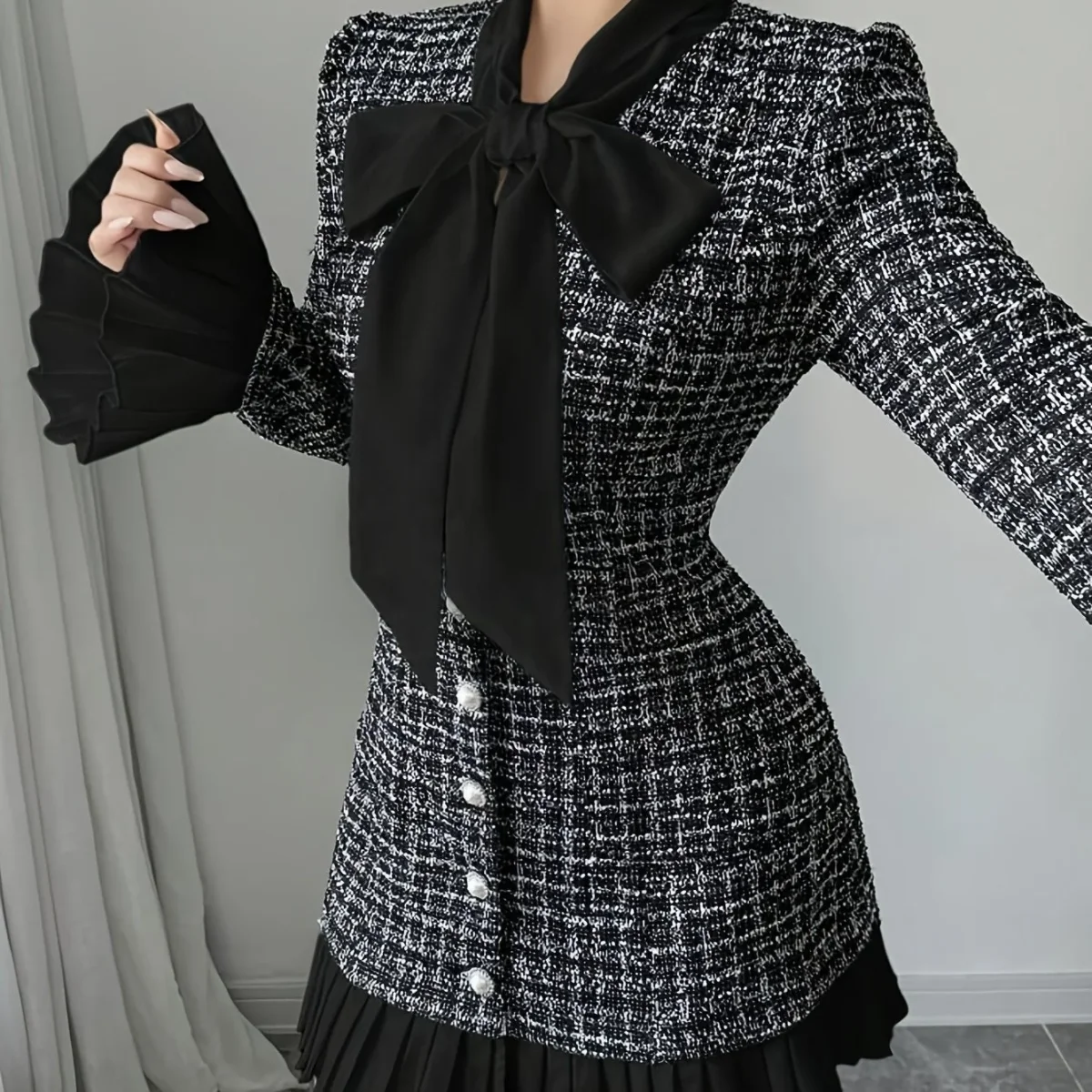 Robe courte Femme motif écossais noir et blanc avec nœud lavallière et jupe plissée - Imagen 8