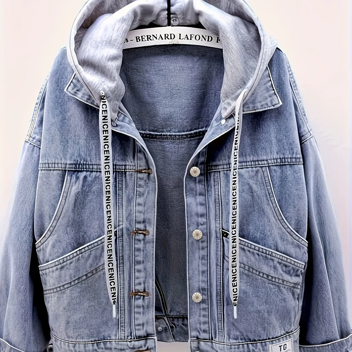 Veste en jean femme bleu clair avec capuche intégrée et détails boutonnés - Imagen 6