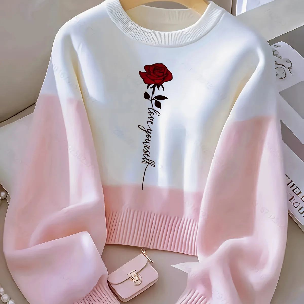 Sweat-shirt bicolore blanc rose imprimé rose rouge et texte col rond - Imagen 8