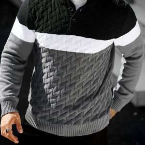 Pull homme tricoté à col montant boutonné rayé