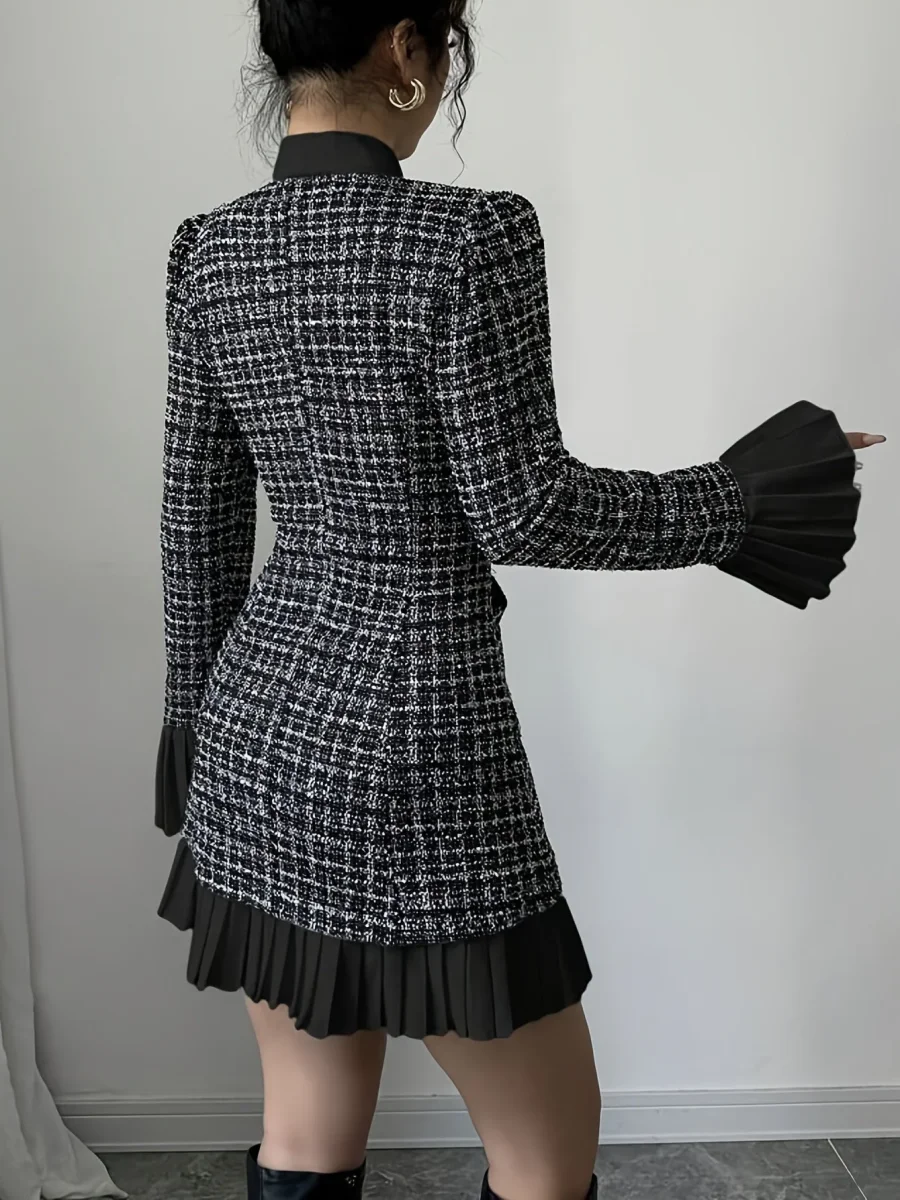 Robe courte Femme motif écossais noir et blanc avec nœud lavallière et jupe plissée - Imagen 7