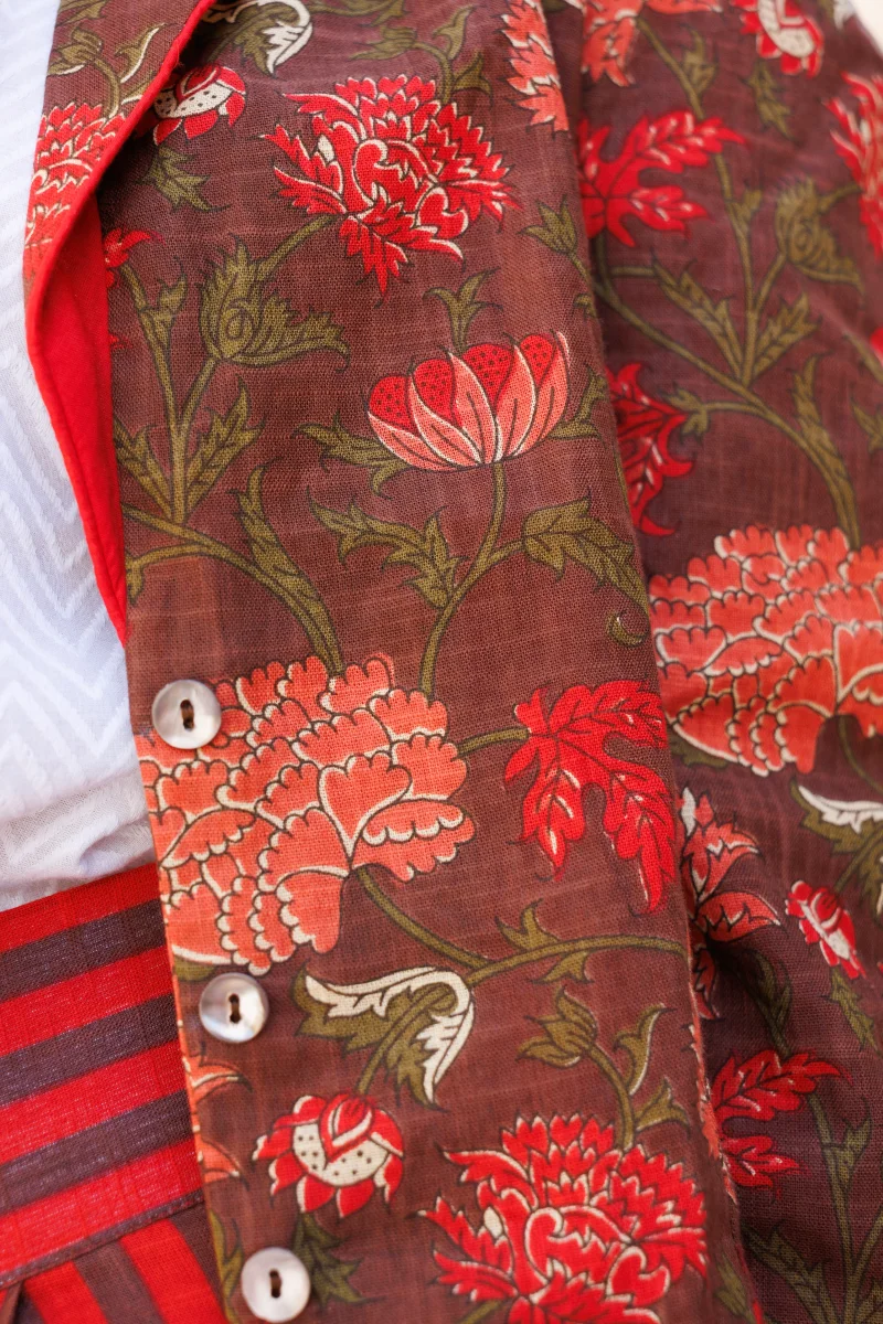 CHAQUETA ESTAMPADA MARRÓN Y ROJA - Imagen 4