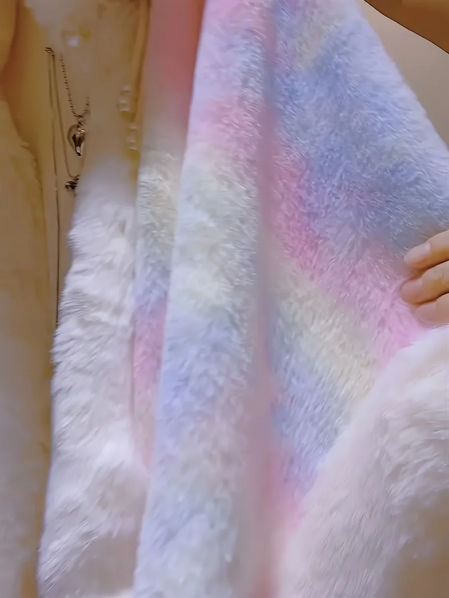 Cape à capuche arc-en-ciel en fausse fourrure douce avec franges et bordure pelucheuse - Imagen 6