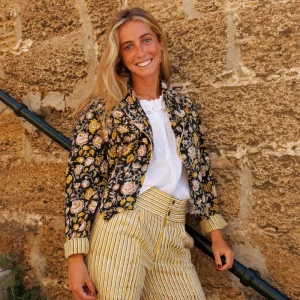 CHAQUETA ESTAMPADA AMARILLA Y NEGRA
