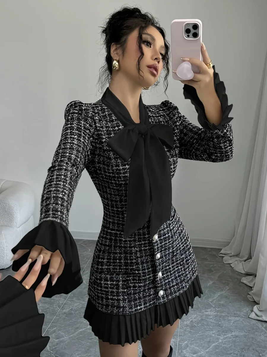 Robe courte Femme motif écossais noir et blanc avec nœud lavallière et jupe plissée - Imagen 4