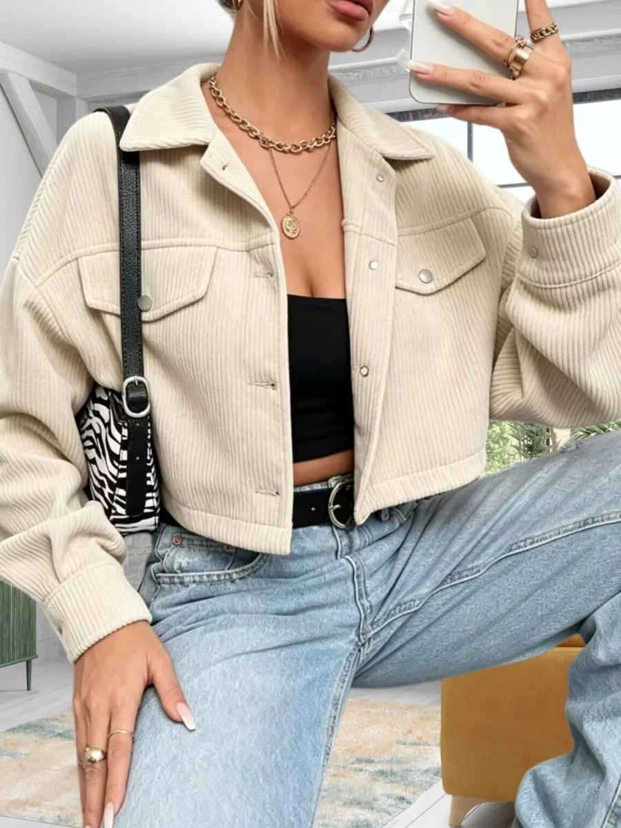 Veste courte côtelée femme, col chemise, boutonnée, poches à rabat, manches longues - Imagen 3