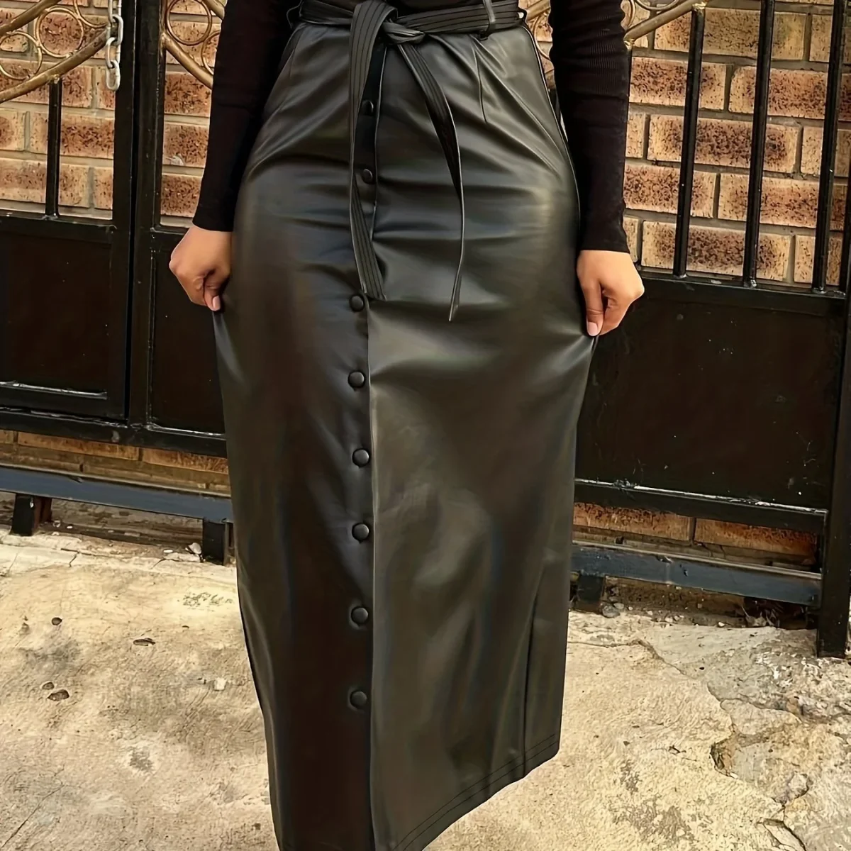 Jupe longue femme noire aspect cuir boutonnée devant avec ceinture à nouer - Imagen 5
