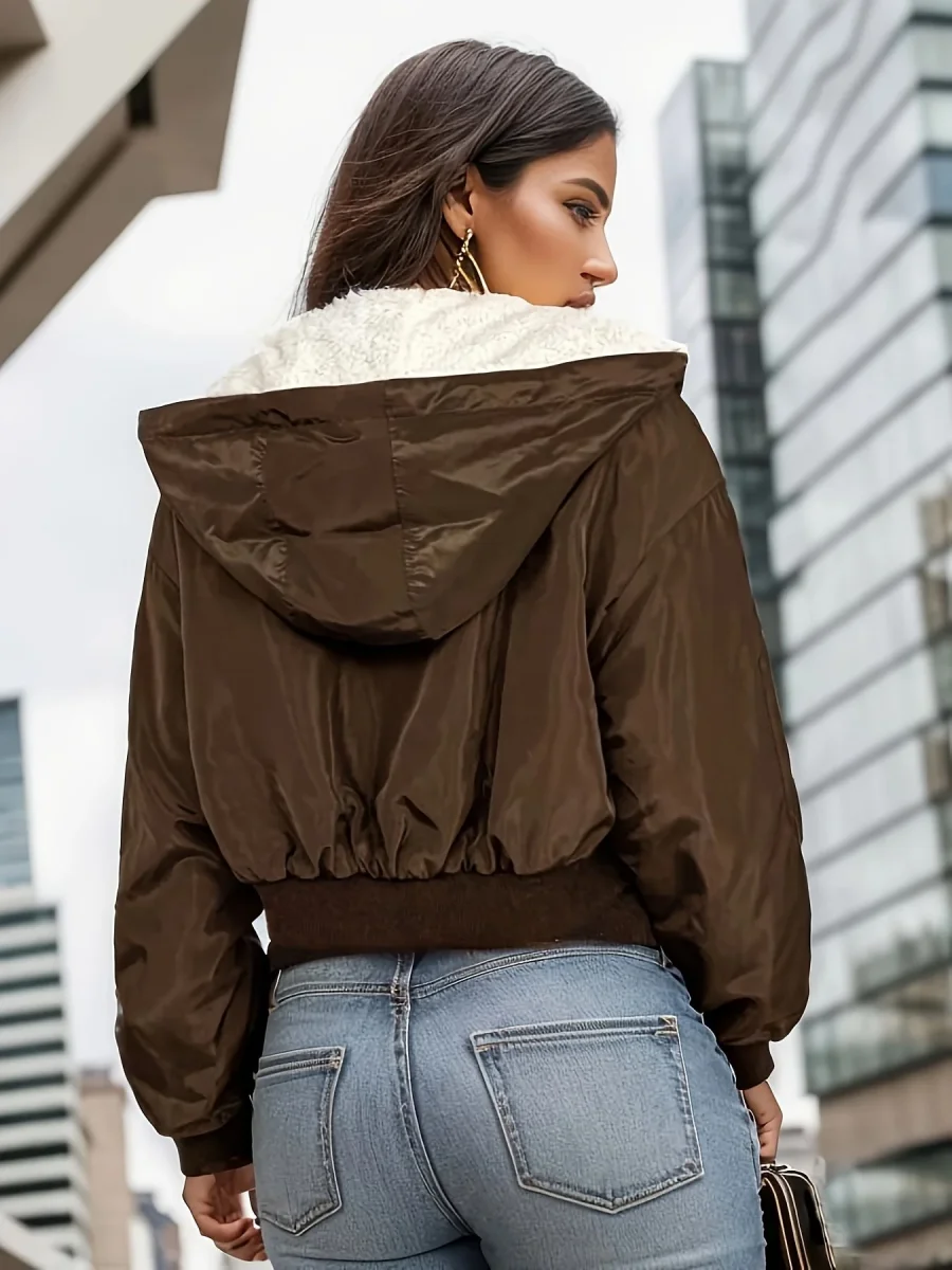 Blouson court femme marron avec capuche et doublure aspect peluche - Imagen 4