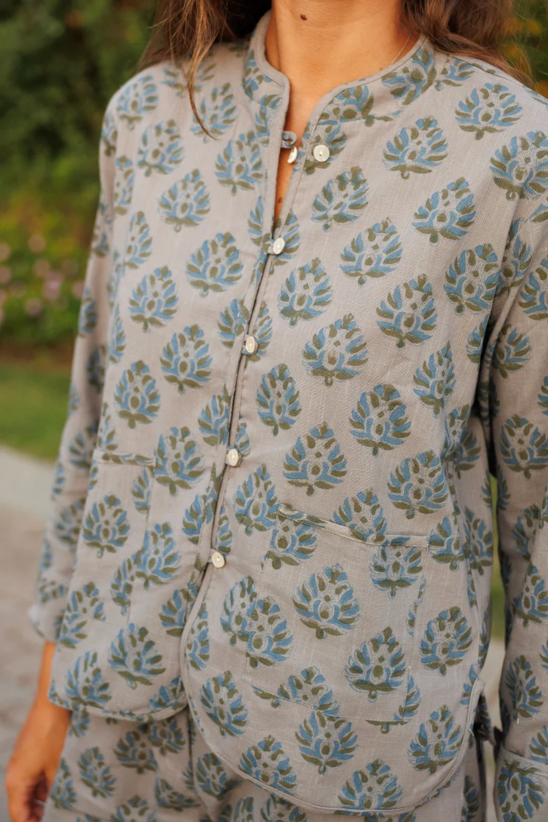 CHAQUETA ESTAMPADA GRIS Y AZUL - Imagen 3