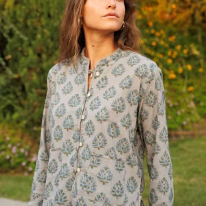 CHAQUETA ESTAMPADA GRIS Y AZUL