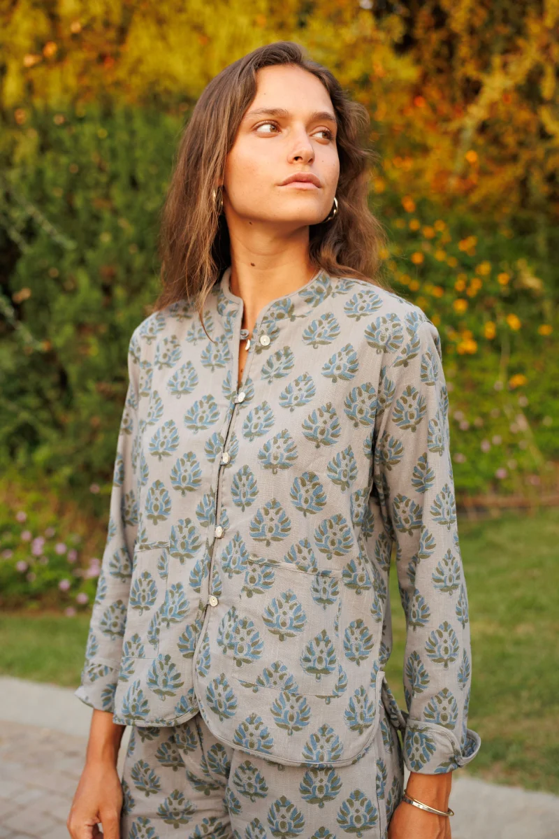 CHAQUETA ESTAMPADA GRIS Y AZUL