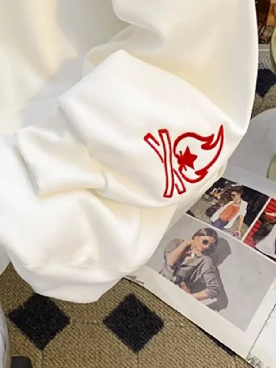 Sweat à Capuche Blanc avec Broderie Rouge Détail Manches - Imagen 5