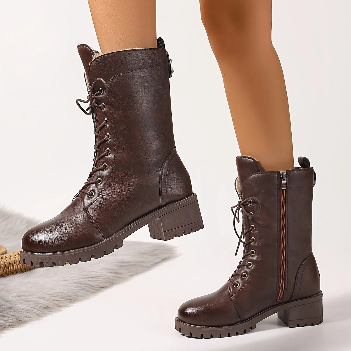 Bottes montantes marron foncé à lacets et semelle crantée pour femme - Imagen 4