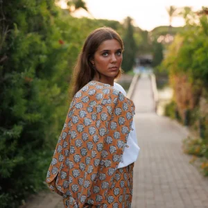 CHAQUETA ESTAMPADA TEJA Y AZUL
