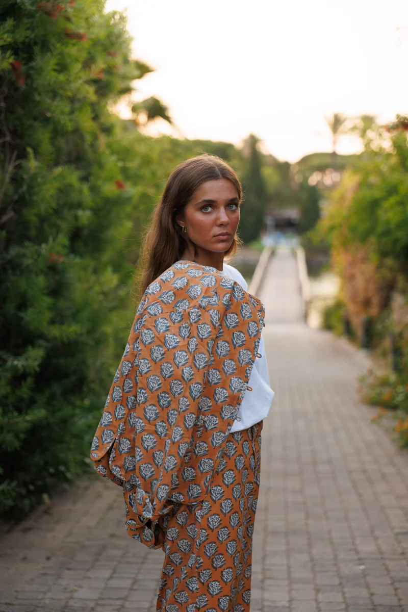CHAQUETA ESTAMPADA TEJA Y AZUL - Imagen 2