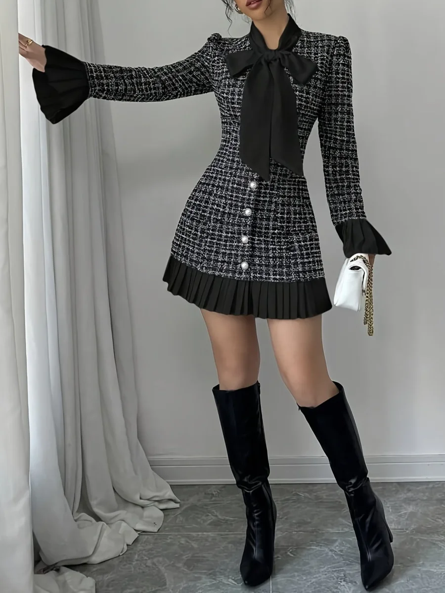 Robe courte Femme motif écossais noir et blanc avec nœud lavallière et jupe plissée - Imagen 6