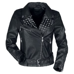 Chaqueta de piel sintética con tachuelas negras.