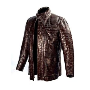 Chaqueta marrón de piel sintética con estampado de cocodrilo.