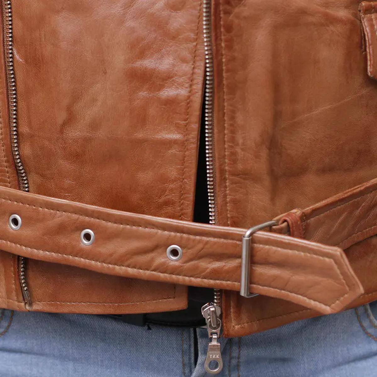 Chaqueta de hombre de piel de oveja marrón con cierre de doble cremallera y corte ajustado. - Imagen 5