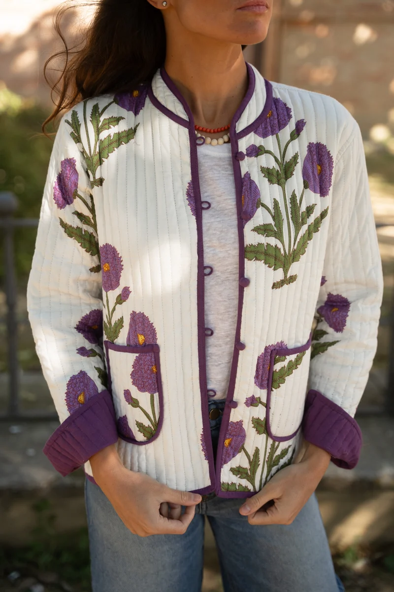 CHAQUETA BLANCA FLORES MORADAS - Imagen 3