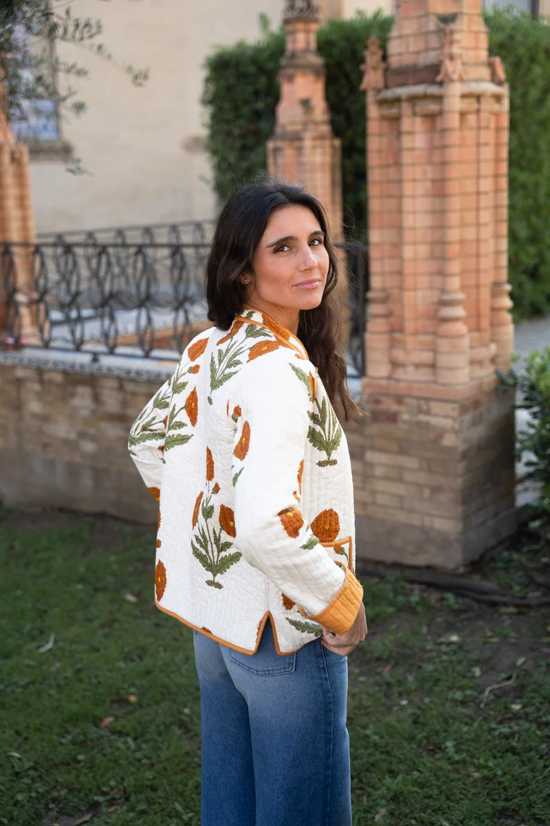 CHAQUETA BLANCA FLORES OCRE - Imagen 3