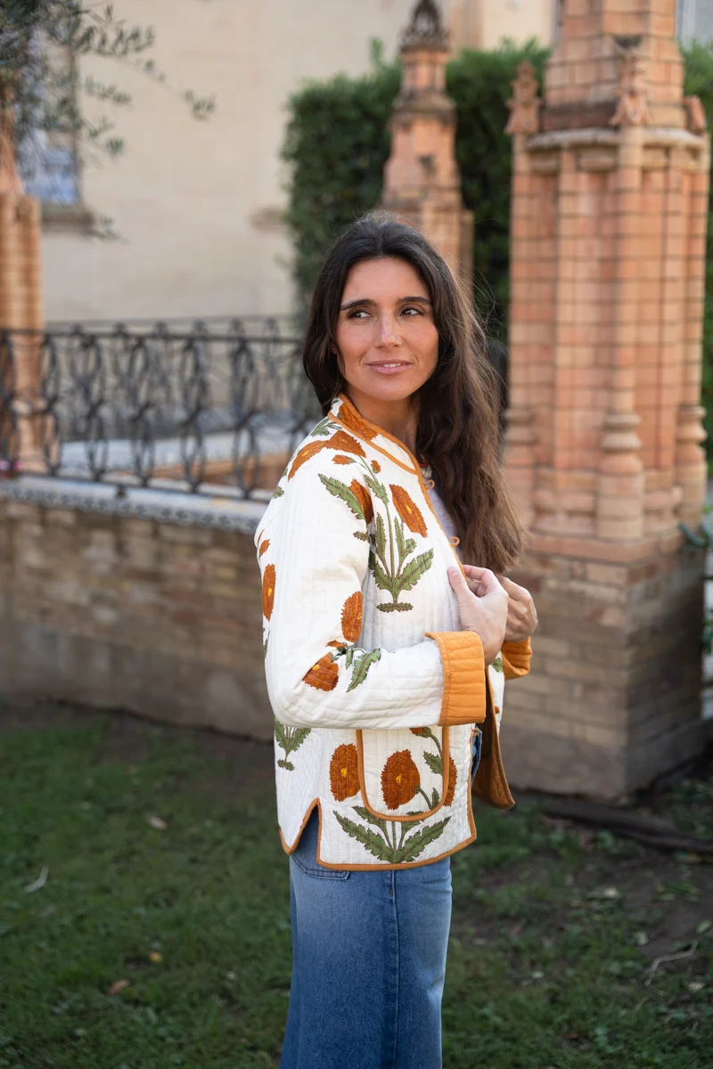 CHAQUETA BLANCA FLORES OCRE - Imagen 4