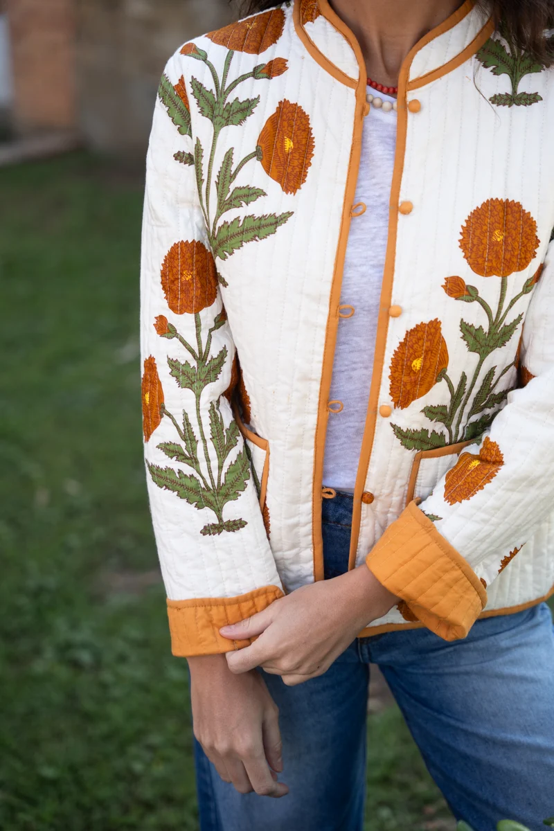 CHAQUETA BLANCA FLORES OCRE - Imagen 5