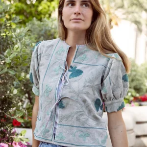 CHAQUETA BORDADA GRIS