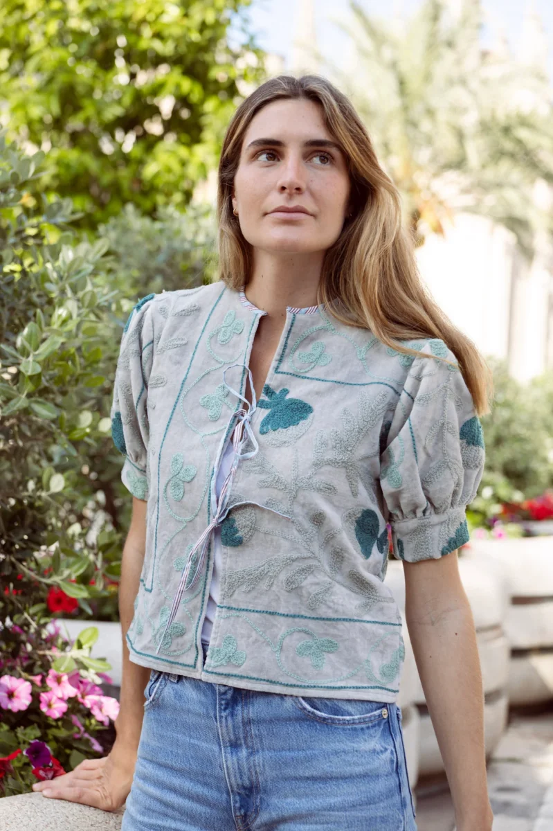 CHAQUETA BORDADA GRIS