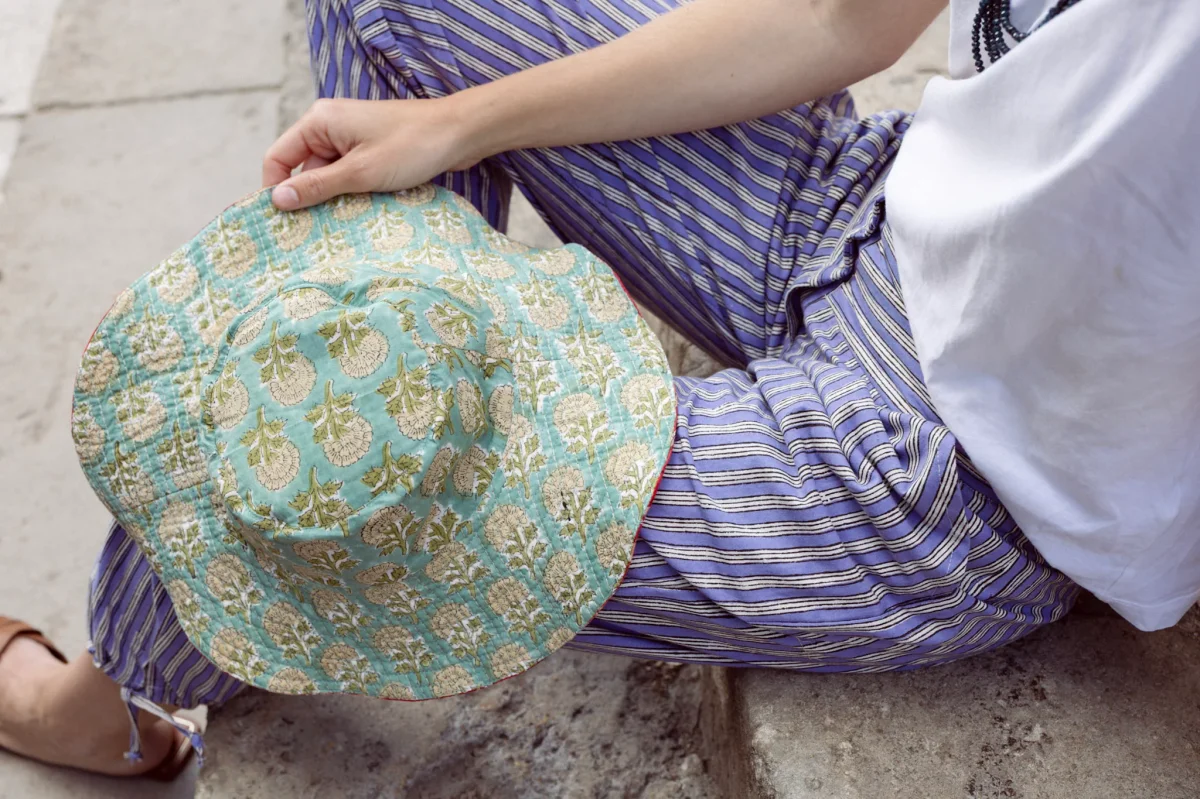 SOMBRERO REVERSIBLE ROJO Y VERDE - Imagen 5