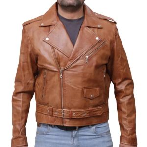 Chaqueta de hombre de piel de oveja marrón con cierre de doble cremallera y corte ajustado.