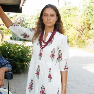 VESTIDO FRUNCE BLANCO FLORES BURDEOS