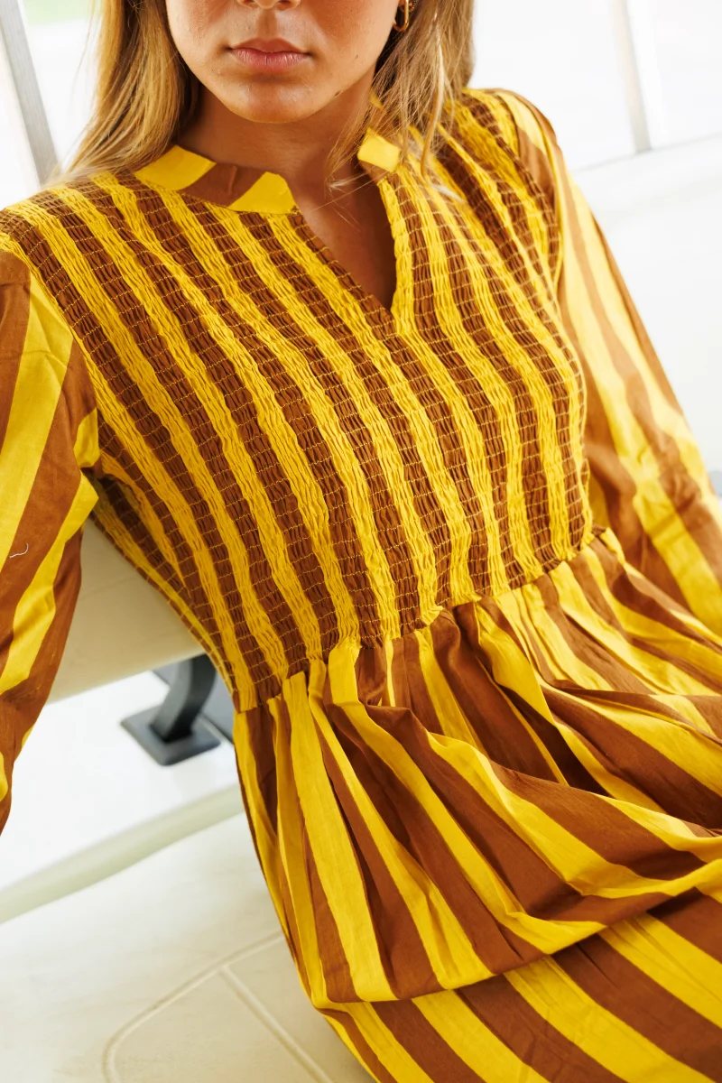 VESTIDO FRUNCE RAYAS MARRÓN Y AMARILLO - Imagen 3