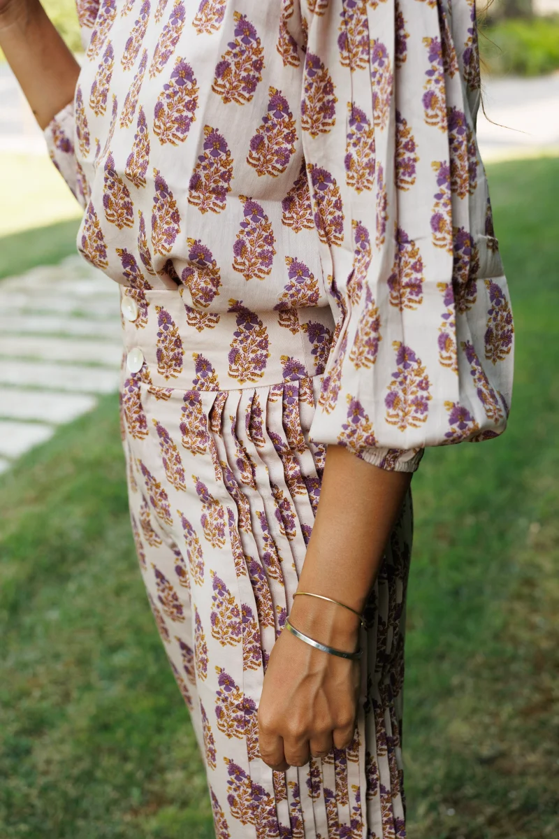 PANTALÓN PLIEGUES MORADO - Imagen 4