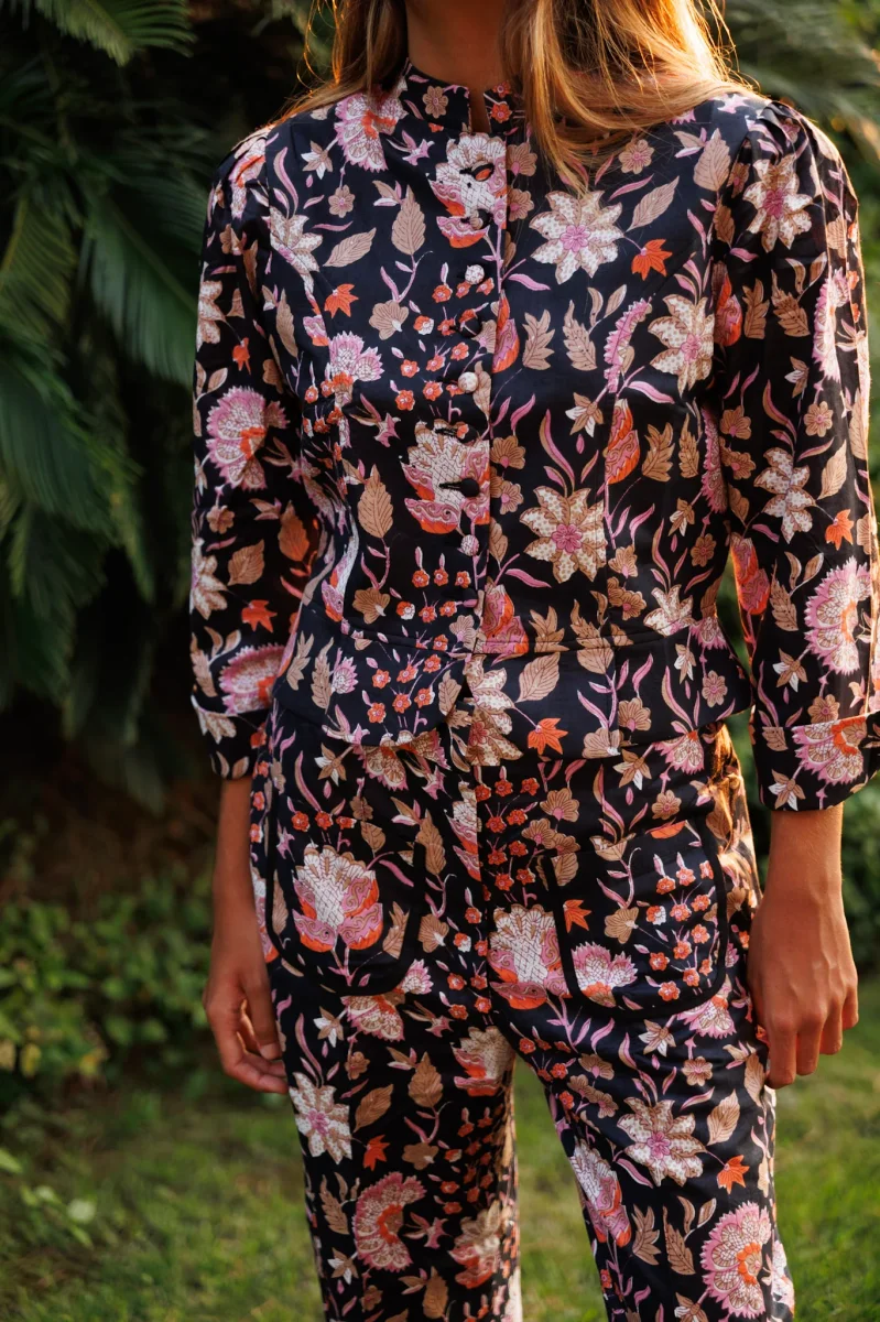 CHAQUETA NEGRA FLORES - Imagen 3