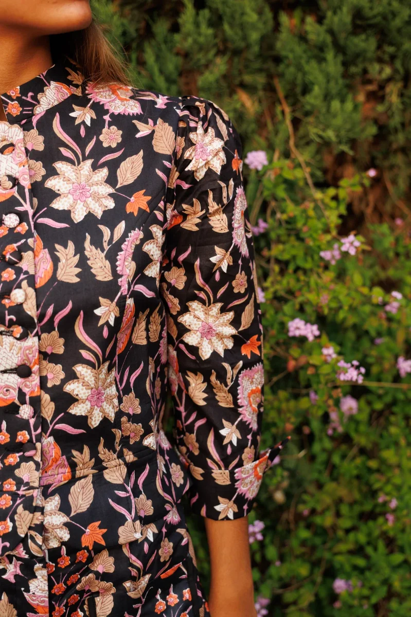 CHAQUETA NEGRA FLORES - Imagen 4